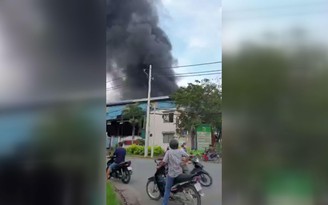 Cháy xưởng tái chế thùng phi trong KCN Lê Minh Xuân, nhiều tài sản bị thiêu rụi