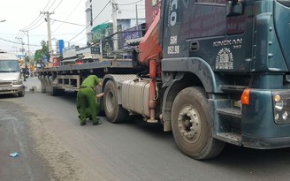Sau tiếng động mạnh, người dân tá hỏa thấy xe đầu kéo cán chết một người