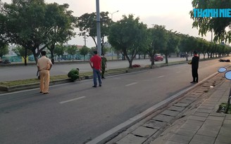 Tai nạn trên đại lộ Võ Văn Kiệt, nạn nhân văng lên dải phân cách