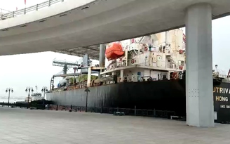 Cận cảnh tàu biển bị mất máy, nguy cơ va vào cầu hiện đại nhất Hải Phòng
