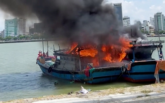Người đi đường hốt hoảng chứng kiến 2 tàu cá bốc cháy dữ dội trên sông Hàn