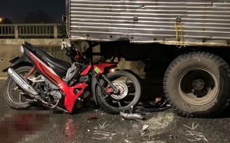 Tai nạn trên cầu vượt Ngã Tư Ga, nạn nhân chết trong tư thế ngồi trên xe máy