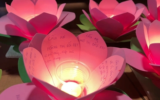 Thả hoa đăng trên sông Sài Gòn đêm Vu Lan: Bật khóc khi cài bông hồng trắng