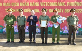 Khen thưởng 9 tập thể, 4 cá nhân truy bắt cướp ngân hàng Vietcombank ở Đồng Nai Khen thưởng 9 tập thể, 4 cá nhân truy bắt cướp ngân hàng Vietcombank ở Đồng Nai