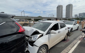 5 ô tô tông liên hoàn trên cầu Sài Gòn, nhiều người bị thương
