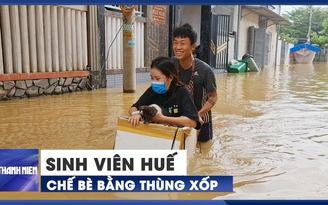 Lạ lùng cảnh chế thùng xốp làm bè di chuyển ngày nước ngập ở Huế