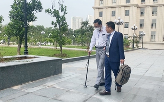 Tuổi cao sức yếu, cựu Thứ trưởng Bộ Y tế Cao Minh Quang chống gậy ra tòa