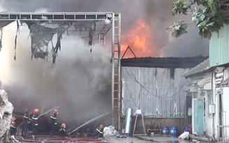 Cháy lớn kho phế liệu tại Bình Chánh, uy hiếp nhiều nhà dân