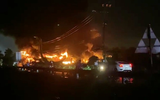 Nhà kho phế liệu bốc cháy kinh hoàng, Quốc lộ 14B qua Đà Nẵng bị chặn