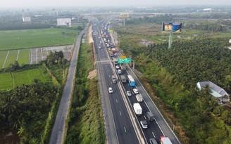 Ngày đầu cao tốc Trung Lương - Mỹ Thuận cho xe chạy: Tài xế rối vì biển báo