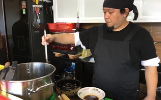 Đầu bếp ngoại đến Việt Nam lập nghiệp: Ông Nhật nấu mì ramen ngon nhất Sài Gòn