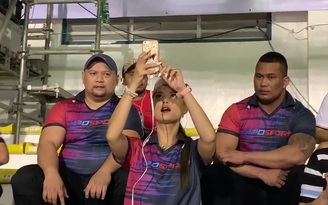 SEA Games: Maria Ozawa xem trận Việt Nam - Indonesia với 2 vệ sĩ rất “ngầu“