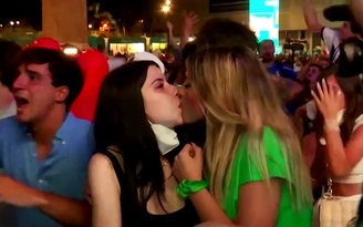 Cận cảnh 2 cô gái Ý 'khóa môi', fan Anh đổ gục sau trận chung kết Euro 2020