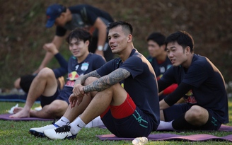 Hàng thủ tuyển Việt Nam khủng hoảng, sao HAGL vẫn bị HLV Park 'bỏ rơi'