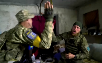 Giữa bom đạn, binh sĩ Ukraine mừng chiến thắng vòng loại World Cup bóng đá