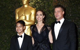 Angelina Jolie bị tố dùng giấy tờ giả để nhận nuôi Maddox