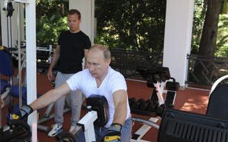 Tổng thống Putin và Thủ tướng Medvedev cùng tập thể hình cuối tuần