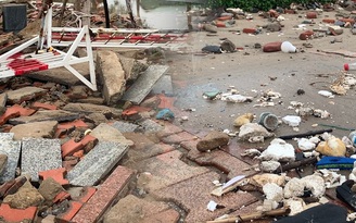 Bão số 13: Sóng đánh toác bờ kè, đường ven biển Đà Nẵng đầy rác