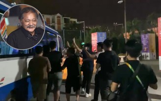 Fan đeo theo xe buýt chở Reyes rời SEA Games