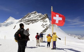 Thụy Sĩ chia rẽ trong quyết định trả lương cho toàn dân
