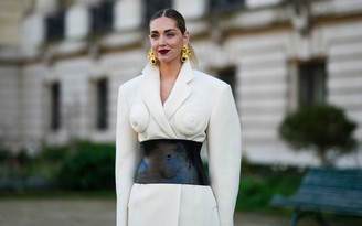 Bạn gái Kanye West Julia Fox diện áo xoắn ốc nhấn vòng một xu hướng năm nay Bạn gái Kanye West Julia Fox diện áo xoắn ốc nhấn vòng một xu hướng năm nay