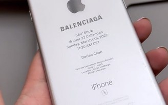 Balenciaga gửi thư mời khách bằng iPhone 6, dùng màu quốc kỳ Ukraine chủ đạo trong show diễn