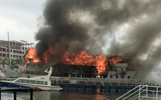 [CHÙM ẢNH] Tàu du lịch 4 sao cháy ngùn ngụt ở cảng Tuần Châu