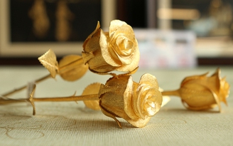 'Đại gia' Quảng Ninh chi 1 tỉ mua hoa hồng vàng nguyên khối làm quà 8.3