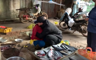Chàng trai Đắk Lắk ôm mẹ bán cá gây 'bão mạng': ‘Yêu mẹ có gì phải giấu’