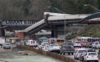 Hình ảnh kinh hoàng khi xe lửa rơi xuống đường cao tốc ở Mỹ