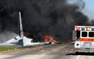 Máy bay vận tải quân sự Mỹ đâm xuống đường cao tốc, 9 người thiệt mạng
