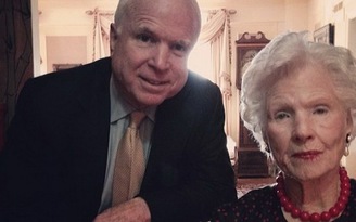 Người mẹ 106 tuổi tiễn Thượng nghị sĩ McCain về nơi an nghỉ cuối cùng