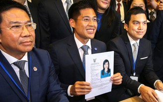 Chị của vua Thái Lan đầu quân cho đảng thân ông Thaksin, ứng cử thủ tướng