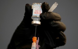 FDA ủng hộ tiêm nửa liều vắc xin Moderna cho mũi tăng cường ngừa Covid-19
