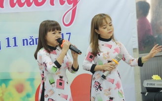 Ca sĩ tí hon Thanh Hằng - Thanh Hà hát cho bệnh nhân nghe