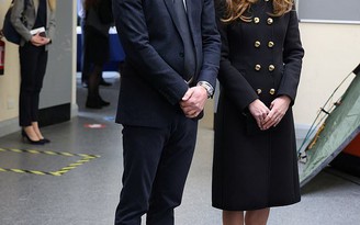Mặc lại đồ cũ, nữ công tước xứ Cambridge - Kate Middleton vẫn cực kỳ thanh lịch, quyến rũ Mặc lại đồ cũ, nữ công tước xứ Cambridge - Kate Middleton vẫn cực kỳ thanh lịch, quyến rũ
