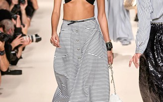 Áo tắm bikini, áo ngực bra, đồ nội y... xuất hiện kiêu hãnh trên sàn diễn Chanel Áo tắm bikini, áo ngực bra, đồ nội y... xuất hiện kiêu hãnh trên sàn diễn Chanel
