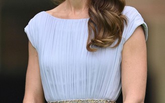 Kate Middleton lại gây choáng khi diện đồ cũ từ 10 năm về trước Kate Middleton lại gây choáng khi diện đồ cũ từ 10 năm về trước