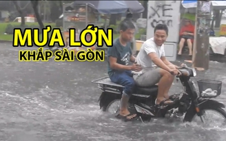 Mưa lớn dai dẳng khắp TP.HCM, nhiều người không kịp trở tay