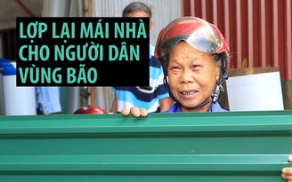 Chung tay lợp lại mái nhà cho người dân vùng bão