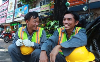 Những người bất chấp bẩn hôi vẫn kiên nhẫn làm sạch hố ga Sài Gòn