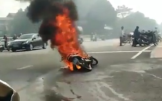 Xe máy bất ngờ bốc cháy khi đi qua cây cầu ở Thanh Hóa
