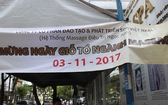 Dân Sài Gòn tròn xoe mắt với băng rôn mừng ngày giỗ tổ ngành massage