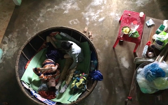 Mẹ già che chở con những ngày vùng ven Đà Nẵng chìm trong lũ