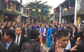 Phu nhân, phu quân các lãnh đạo APEC khám phá phố cổ Hội An