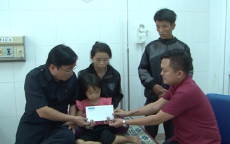 Trao tiền cho 2 gia cảnh ngặt nghèo