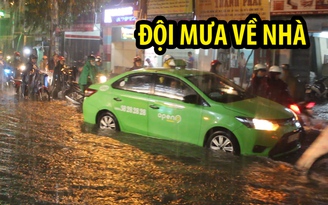 Cuối tuần người Sài Gòn đội mưa 'rẽ nước' về nhà