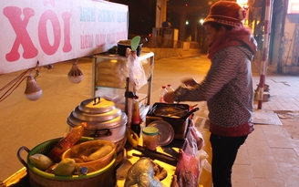 Mưu sinh trong đêm rét tại Hà Nội