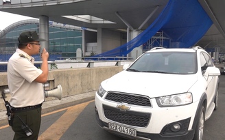 Lái xe ngỡ ngàng khi bị phạt ở sân bay Tân Sơn Nhất