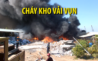 Cháy khủng khiếp ở kho vải vụn sát bờ sông
